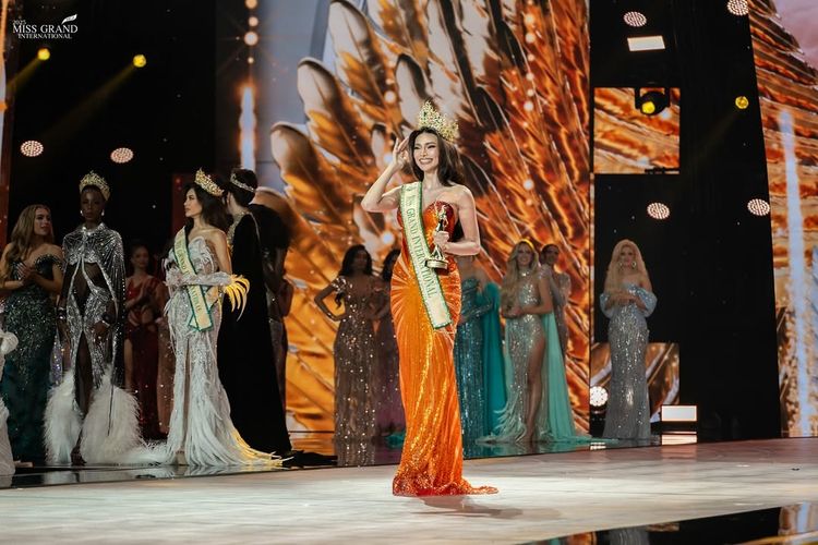 emma tiglao, siapa emma tiglao, profil emma tiglao, juara miss grand international 2025, pemenang miss grand international 2025, 9 Gaya Emma Tiglao Juara Miss Grand International 2025, Glamor dan Anggun, 1. Gaun putih berpayet yang memesona, 2. Busana lace biru elektrik yang berani, 3. Gaun oranye satin dengan belahan tinggi, 4. Gaun merah strapless penuh pesona, 5. Setelan putih modern yang berkelas, 6. Crop top motif houndstooth dan celana jaring, 7. Nuansa pink fuchsia yang chic, 8. Gaun satin nude berpotongan drapery, 9. Gaun putih clean look namun elegan, 9. Gaun oranye berkilau di malam kemenangan