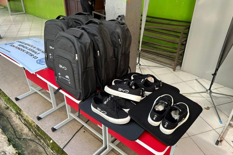 sepatu, tas sekolah, Small Steps for Tomorrow, CSR BYD, Dari Ruang Kelas di Depok, BYD Memulai Langkah Kecil untuk Masa Depan