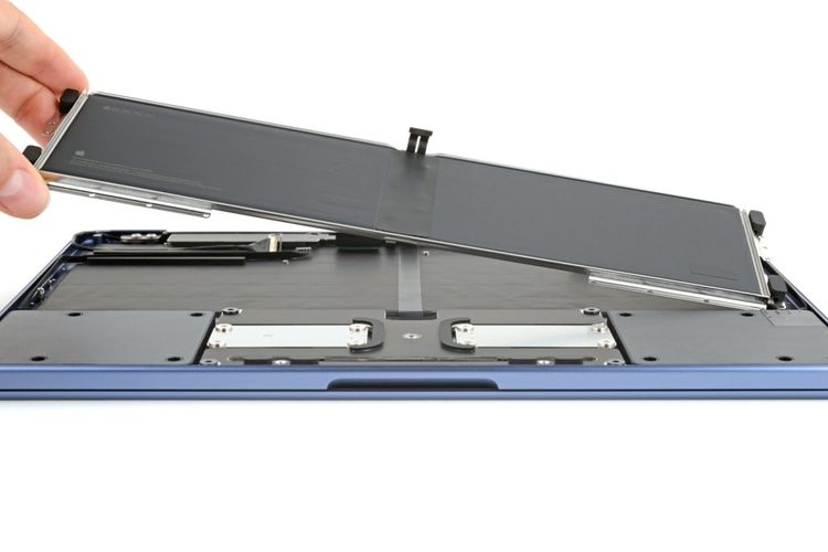 MacBook, Apple, iFixit, MacBook Neo, Bukan Cuma Lebih Murah, MacBook Neo Lebih Unggul dari Seri Lain dalam Hal Ini, Baterai kini disekrup, bukan dilem, Struktur internal lebih rapi dan mudah diakses, Tidak ada kendala "parts pairing", Port modular, layar lebih mudah dilepas, Masih ada kompromi: RAM disolder, speaker standar