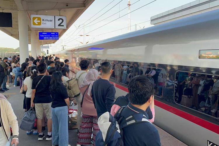 kereta cepat indonesia china, whoosh jakarta bandung, turis malaysia naik whoosh, tempat wisata dekat stasiun tegalluar, turis asing naik whoosh, Turis Malaysia Doyan Naik Whoosh untuk Wisata dan Perjalanan Bisnis