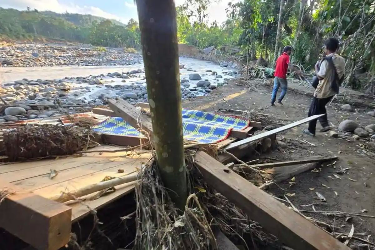 Aceh Utara, banjir aceh, aceh utara, Banjir Aceh Utara, banjir sumatera, banjir sumatera 2025, banjir aceh 2025, banjir aceh utara 2025, Banjir Aceh Utara, Dusun Lhok Pungki Hilang Disapu Arus, 298 Warga Mengungsi, 298 Warga Mengungsi, 25 Rumah Hilang Tanpa Sisa, Fasilitas Umum Lumpuh Total, Lahan Pertanian Hilang, Warga Kehilangan Mata Pencaharian, Korban Jiwa di Aceh Utara Capai 128 Orang, 14 Masih Hilang, Lebih dari 837 Ribu Jiwa Terdampak, Akses Masih Terputus, Upaya Penyelamatan Berlanjut