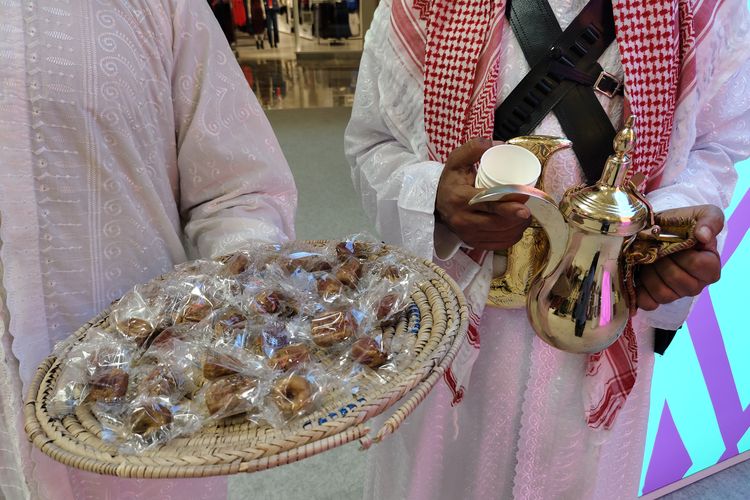 kopi qahwa, Visit Saudi Travel Fair 2025, kopi arab saudi, cara minum kopi qahwa, tips minum qahwa, Jangan Pakai Es, Ini Tips Seruput Kopi Qahwa Khas Arab