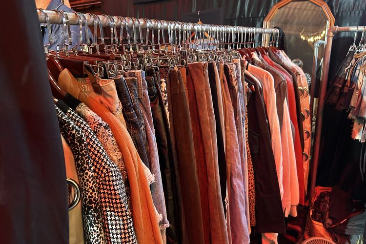 belanja di thailand, fashion vintage, tips belanja fashion bangkok, tips belanja fashion vintage bangkok, tips belanja di bangkok, fashion bangkok, belanja di bangkok, 4 Tips Belanja Baju Vintage di Bangkok Thailand, 1. Perhatikan detail tampilan barangnya, 2. Pegang bahannya secara langsung, 3. Bandingkan harga dan lakukan tawar-menawar, 4. Selektif dalam memilih bahan kulit