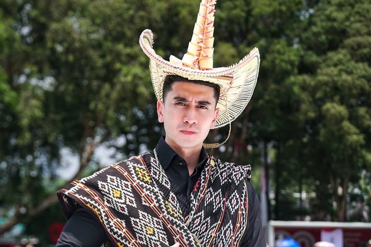istana merdeka, upacara bendera, Verrell Bramasta, Busana Adat NTT, baju adat NTT, HUT ke-80 RI, HUT Ke-80 Kemerdekaan RI, upacara kemerdekaan indonesia, verrel bramasta usia, tii langga, Verrell Bramasta Tampil Gagah dengan Baju Adat NTT di Upacara HUT Ke-80 RI