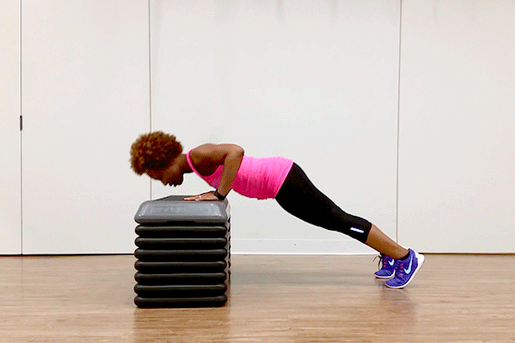6 Gerakan Pengganti Push-up untuk Latih Otot Dada, 1. Wall push-up, 2. Incline atau bench push-up, 3. Floor dumbbell chest press, 4. Standing cable chest fly, 5. High plank shoulder taps, 6. Tricep chair dips