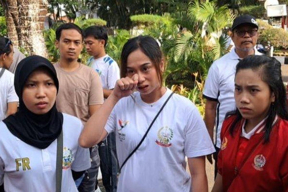 Sulsel, Makassar, PON XX, bonus atlet PON, bonus atlet PON XXI, atlet berprestasi Sulsel, bonus atlet 2025, penghargaan olahraga sulsel, Atlet PON XXI Aceh-Sumut 2024 Menangis, Bonus dari Pemprov Sulsel Dinilai Tak Adil, Atlet Menangis di Tengah Penyerahan Bonus, Bonus Hanya Rp6,7 Miliar dari Kebutuhan Rp22 Miliar, DPRD Ultimatum Pemprov Sulsel, Atlet Tuntut Bonus Adil dan Tepat Waktu