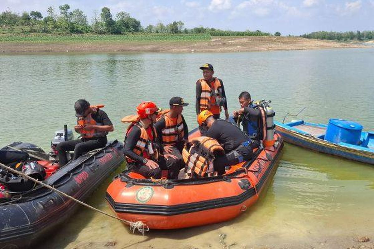 Waduk Kedung Ombo, Basarnas Surakarta, pemuda tenggelam di Waduk Kedung Ombo, pencarian warga tenggelam di Waduk Kedung Ombo, Pemuda Tenggelam di Waduk Kedung Ombo, Tim SAR Libatkan 200 Personel dan Gunakan Kearifan Lokal, Kronologi Tenggelamnya Pemuda di Waduk Kedung Ombo, Ratusan Personel SAR Diterjunkan ke Lokasi, Gunakan Kearifan Lokal untuk Membantu Pencarian, Kondisi Cuaca Jadi Tantangan Pencarian, Operasi SAR Masih Berlangsung