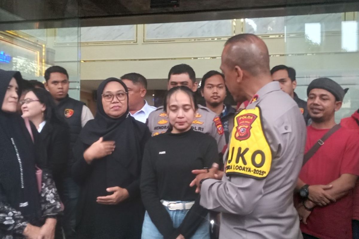 pengantin pesanan, Pengantin pesanan ke cina, pengantin pesanan dengan wn china, 7 Fakta Lengkap Kasus Reni Rahmawati, Jadi Korban “Pengantin Pesanan” di China, 1. Berawal dari Tawaran Kerja Bergaji Rp 15–20 Juta, 2. Baru Dua Hari di China, Reni Sudah Dinikahkan, 3. Kasus Terbongkar Setelah Ibunya Melapor ke Dedi Mulyadi, 4. Suami Mengaku Bayar Rp 476 Juta kepada Agen, 6. Polda Jabar Tetapkan Dua Tersangka di Indonesia, 7. Reni Tegaskan Tidak Mengalami Kekerasan di China