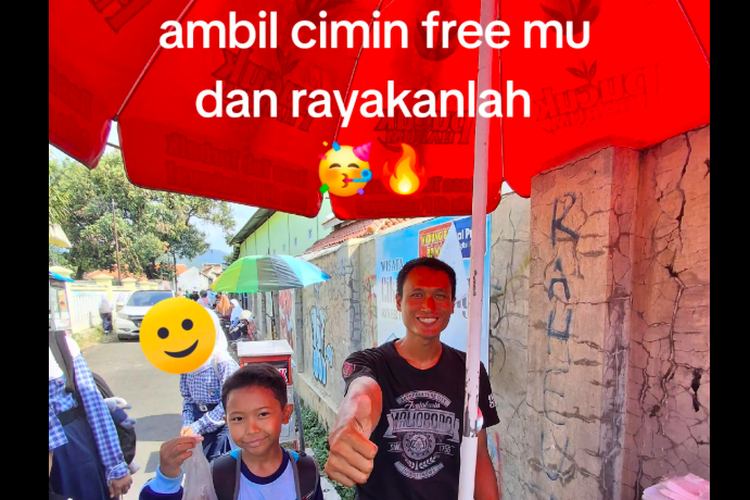 viral, Majalengka, TikTok, cimin mang deni majalengka, mang deni penjual cimin majalengka, Viral Sosok Mang Deni, Selalu Bagikan Cimin Gratis ke Siswa Berprestasi di Majalengka, Kisah Mang Deni apresiasi pelajar di Majalengka, Memotivasi pelajar berprestasi, Viral ke banyak sekolah di Majalengka, Tidak rugi bagi-bagi cimin gratis, masih tolak donasi