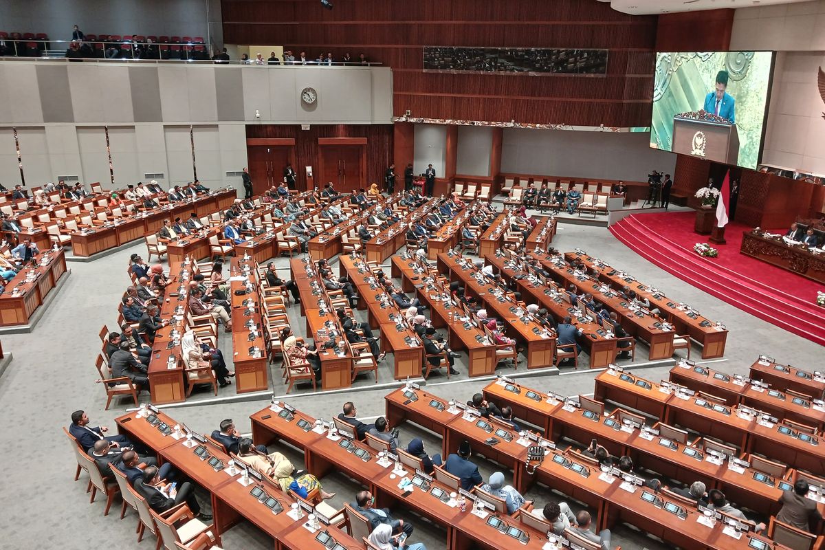gaji DPR, UMP jawa tengah 2025, gaji DPR 3 juta per hari, gaji dpr 2025, gaji dpr 230 juta, Perbandingan Penghasilan DPR Rp 230 Juta dengan Upah Buruh Jawa Tengah
