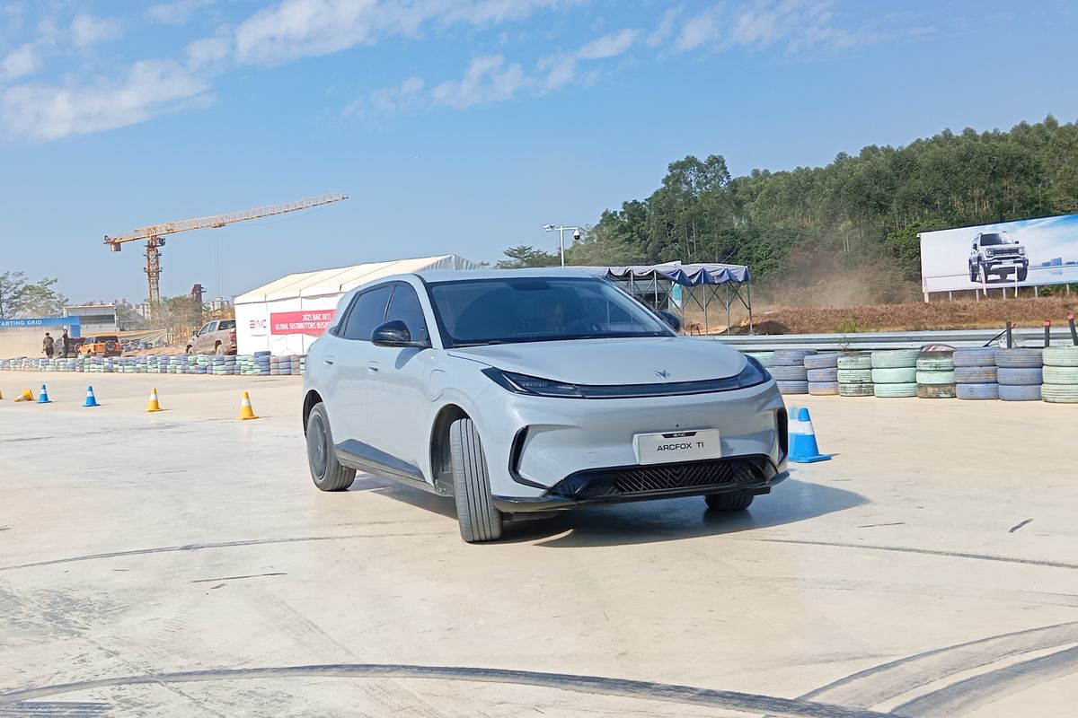 mobil listrik, Arcfox T1, BAIC Indonesia, iims 2026, Uji Coba Arcfox T1: Inovasi Mobil Listrik dari BAIC Indonesia