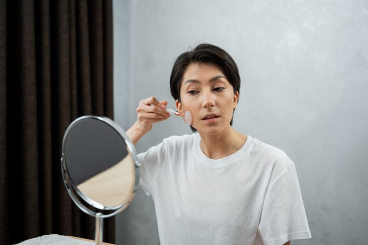 penuaan dini, cara pakai skincare, cara pakai skincare yang benar, kesalahan menggunakan skincare, cara mengoles skincare yang benar, kesalahan skincare penyebab jerawat, penuaan dini kulit wajah, Pakai Skincare Terlalu Kasar Bikin Kulit Kendur dan Berjerawat, Benarkah?, Terlalu kasar menggunakan skincare bisa percepat penuaan, Mengapa bisa merusak kulit?, Kulit bisa kemerahan dan iritasi, Bikin jerawatan dan memperparah jerawat yang sudah ada