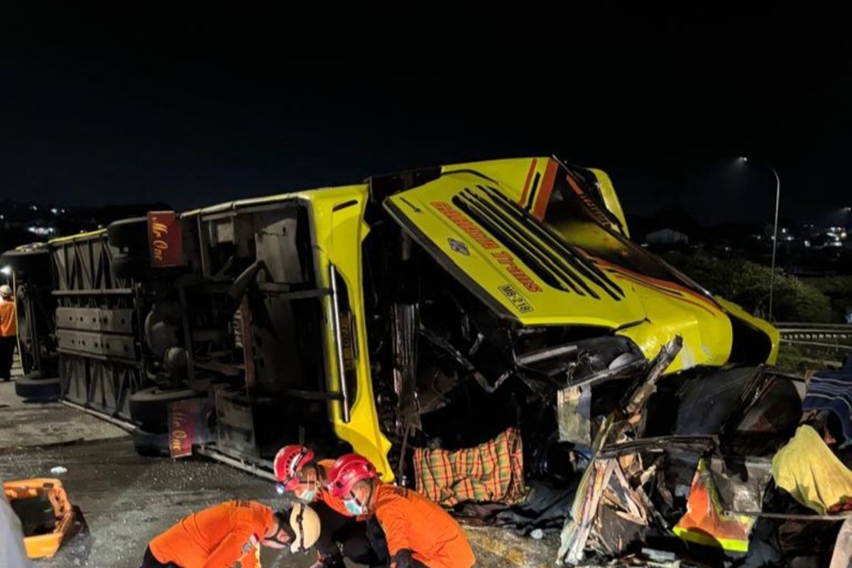 Tangis Pilu Suami Korban Kecelakaan Bus Cahaya Trans di Tol Krapyak: Kenapa Tidak Saya Saja yang Diambil?