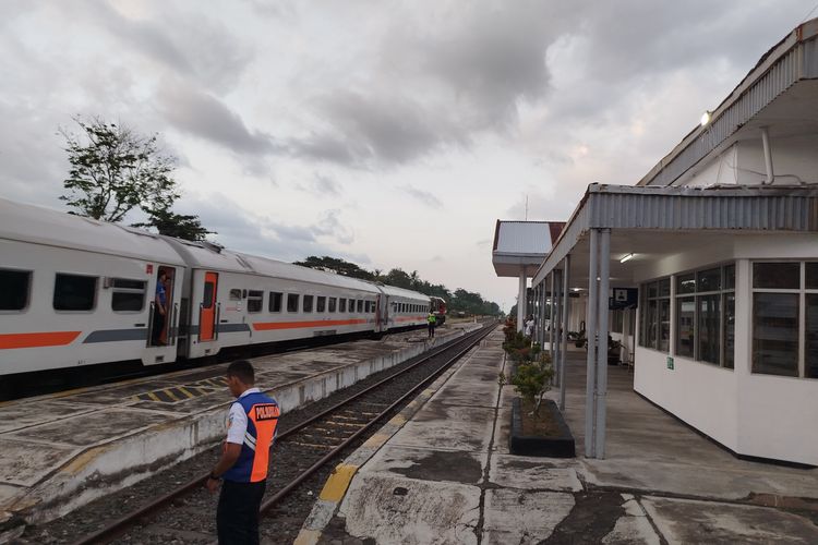 aturan merokok di kereta api 2025, dasar hukum larangan merokok di kereta, kenapa dilarang merokok di kereta, peraturan kawasan tanpa rokok di KAI, sanksi merokok di kereta api, sejarah larangan merokok di kereta Indonesia, apakah ada smoking room di kereta api, larangan merokok PT KAI terbaru, Dasar Hukum Dilarang Merokok di Kereta, Apa Saja Isinya?, Larangan merokok di kereta berlaku sejak 2012, Ide dari Ignasius Jonan, Dasar hukum larangan merokok di kereta, KAI konsisten terapkan sanksi, Kenapa tidak ada ruangan merokok di kereta?