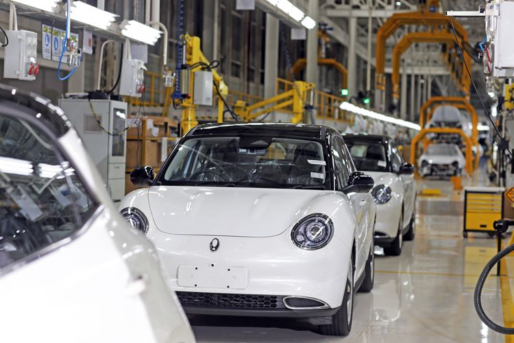 perakitan, mobil hybrid, mobil listrik, Mobil Hybrid, Perbedaan Perakitan EV dan Mobil 