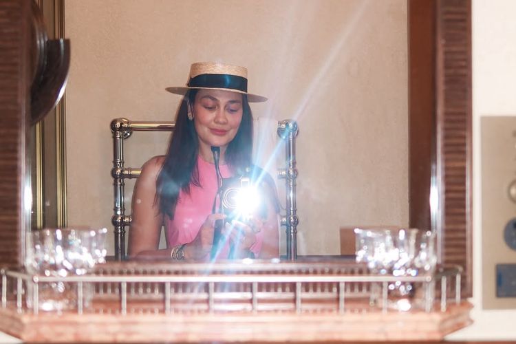 Luna Maya, ulang tahun luna maya, luna maya dan maxime bouttier, outfit luna maya, honey moon luna maya, 6 Outfit Luna Maya Saat Birthday Dinner di Italia, Nuansa Pink, 1. Gaun pink panjang dengan potongan feminin, 2. Off-shoulder top kasual, 3. Celana putih, 4. Topi fedora yang edgy, 5. Makeup natural dengan sentuhan pink, 6. Aksesori