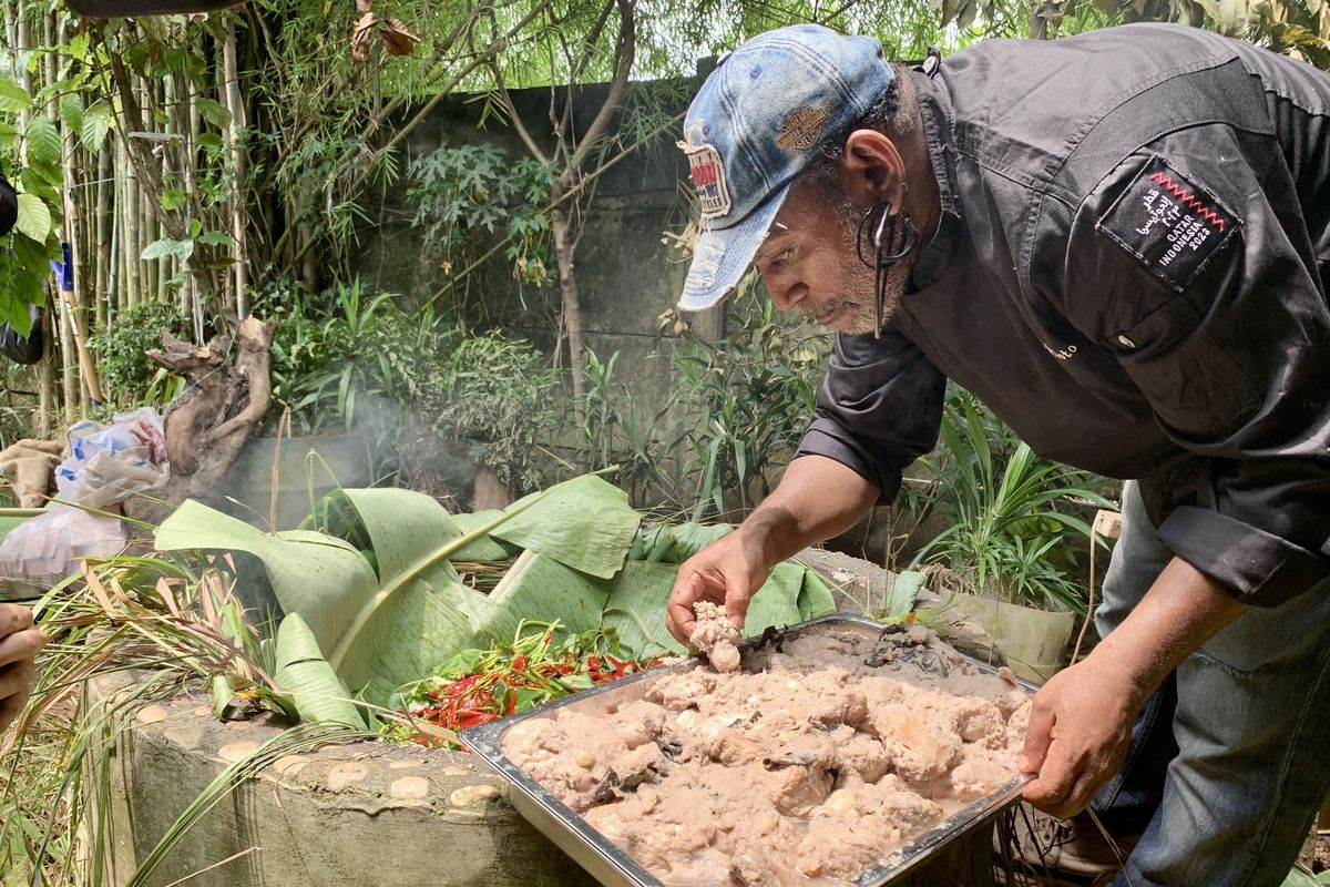 Teknik Masak Bawah Tanah ala Maori dan Papua Ternyata Mirip, Seperti Apa?, Hangi dan bubigi, Masak di dalam kolam ikan, Cara masak bubigi atau bakar batu, Cara masak hangi