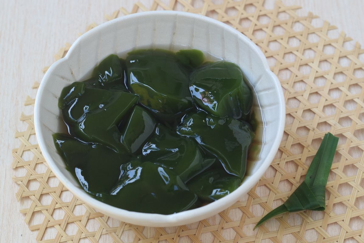 cara membuat cincau hijau, cara membuat cincau hijau agar keras, cara membuat cincau hijau agar tidak bau daun, cara membuat cincau hijau dengan blender, Cara Membuat Cincau Hijau Kenyal Bebas Busa, Tak Perlu Tambah Bahan, Pilih Daun Cincau yang Baik, Bersihkan Daun Cincau Perdu, Rendam Daun dengan Air Mendidih, Remas-Remas Daun dalam Air Bersih, Saring dan Buat Cincau, Diamkan Hingga Mengental dan Kenyal, Siapkan Pelengkap Minuman