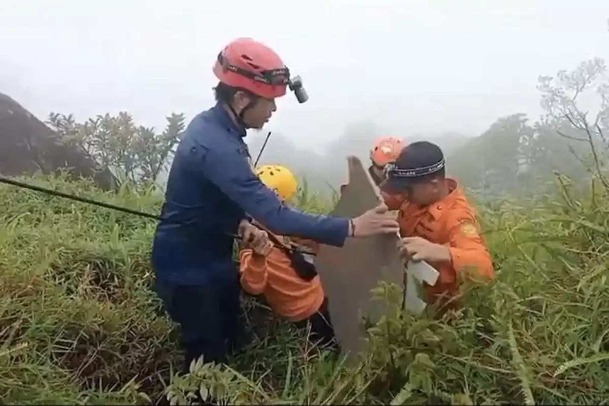 Gunung Bulusaraung, Pangkep, Maros, PT Vale, PT Vale Indonesia, Pesawat Jatuh di Gunung Bulusaraung Pangkep, Dua Keluarga Karyawan PT Vale Jadi Korban, Identitas Keluarga Karyawan PT Vale, Kronologi Penemuan Puing di Gunung Bulusaraung, Kendala Cuaca dan Evakuasi Skala Besar, Kondisi Posko dan Kendala Komunikasi