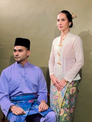 Anniversary photoshoot, Pevita Pearce, Mirzan Meer, inspirasi kebaya, anniversary photoshoot, pevita pearce dan mirzan meer, 5 Gaya Pevita Pearce dan Mirzan Meer Saat Anniversary Photoshoot, Nuansa Tradisional, 1. Kebaya putih dan rok batik, 2. Pose formal ala zaman dulu, 3. Sentuhan Melayu, 4. Kebaya janggan hitam, 5. Proses darkroom dengan kamera klasik