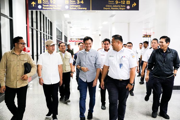 tumbler hilang, tumbler tuku, tumbler Tuku di KRL Commuter, tumbler hilang di KRL, Akhir Drama Tumbler Tuku Hilang di KRL, Penumpang Minta Maaf, KAI Pastikan Argi Tidak Dipecat, KAI Pastikan Argi Tidak Dipecat, Penumpang Minta Maaf ke Publik dan ke Argi, Kronologi: Tumbler Hilang dan Argi Mengakui Kelalaian, Rumor Pemecatan Liar Beredar di Media Sosial