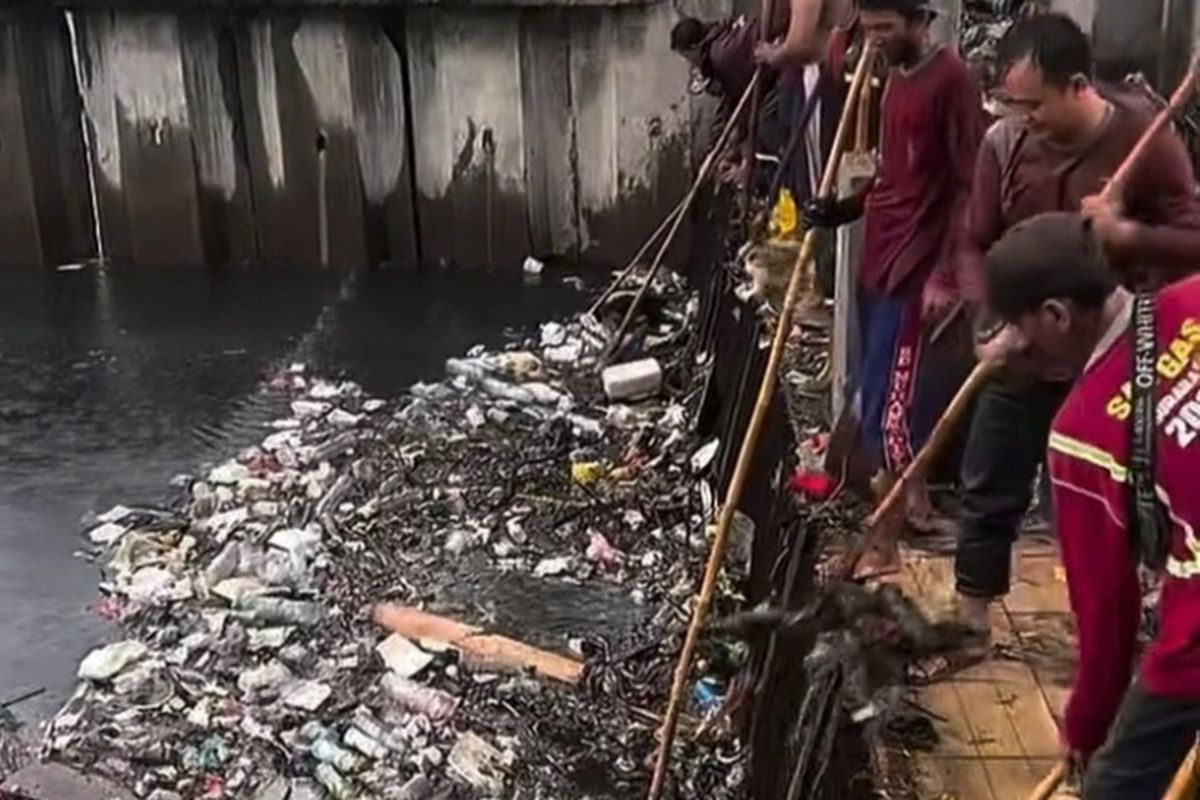 denda, Surabaya, sampah besar, saluran air, buang sampah, Pemkot Surabaya, buang sampah sembarangan, Buang Sampah ke Sungai di Surabaya, Siap-siap Didenda Rp 50 Juta