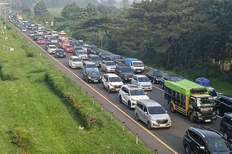 Tol Jakarta-Cikampek, arus mudik, Pantauan Arus Mudik H-2 Lebaran, Tol JORR sampai Cipali Macet Panjang