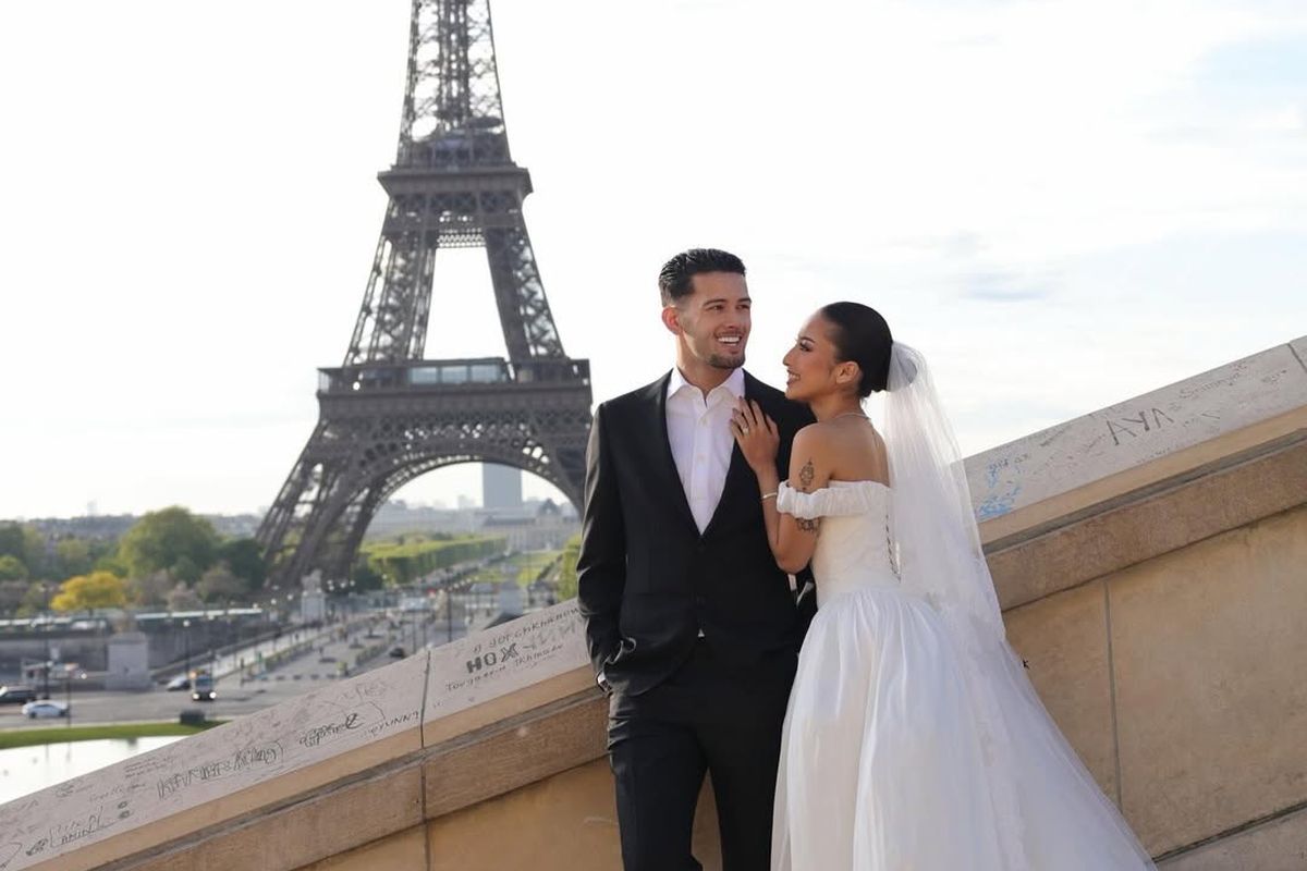 Jennifer Coppen, Justin Hubner, 8 Gaya Prewedding Jennifer Coppen dan Justin Hubner di Paris, Elegan dan Klasik, 1. Gaun ball gown klasik, 2. Gaya rambut, 3. Style Justin Hubner, 4. Veil panjang, 5. Nuansa monokrom yang timeless, 6. Pose editorial dengan tailoring maskulin, 7. Sentuhan soft glam makeup, 8. Gaya berdiri di tangga ikonik