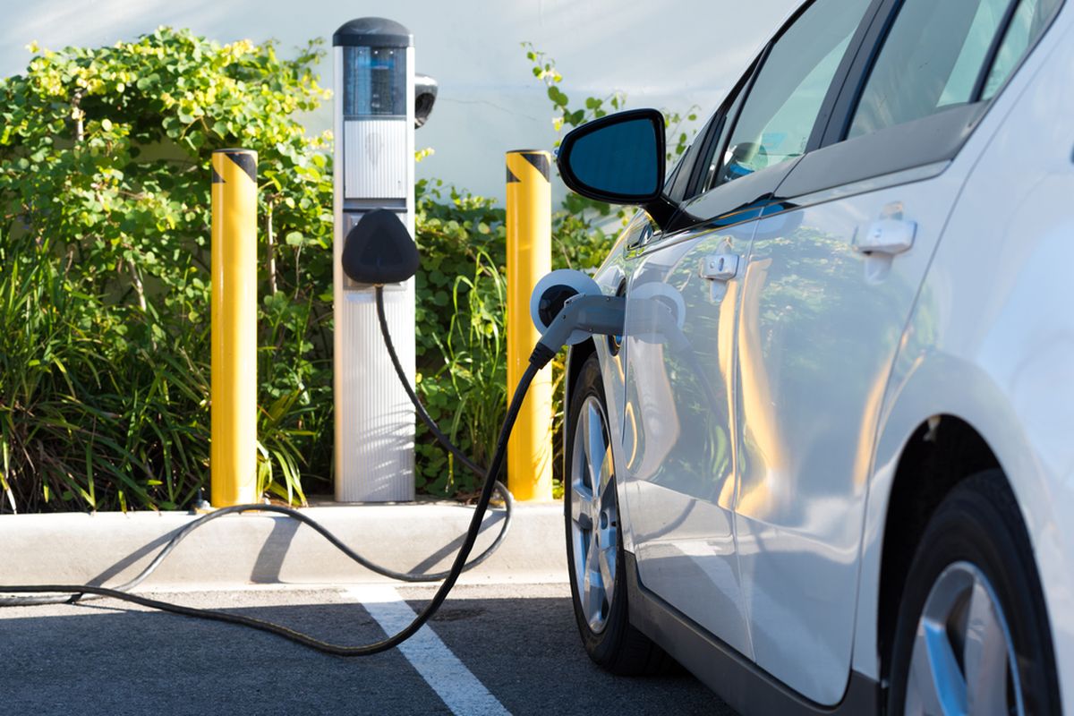kendaraan rendah emisi, Pendekatan Multipathways, infrastruktur energi bersih, Pendekatan multipathways, transisi energi, Transisi Energi, Infrastruktur energi bersih, Dari Bensin ke Listrik: Strategi Multipathways Toyota yang Ideal, Apa yang Menjadi Fokus dalam Pendekatan Multipathways?, Mengapa Emisi Kendaraan Perlu Dihitung Secara Keseluruhan?, Bagaimana Pendekatan Multipathways Menjawab Tantangan Ekonomi?, Apa Tantangan yang Dihadapi dalam Industri dan Pendidikan?, Kesimpulan: Mengapa Multipathways adalah Solusi Ideal untuk Indonesia?