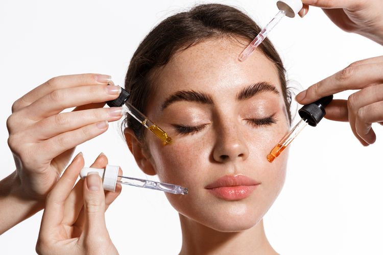 Flek hitam, vitamin C, flek hitam di wajah, cara mengatasi flek hitam, cara mengatasi flek hitam di wajah, skincare untuk flek hitam, skincare untuk menghilangkan flek hitam, skincare vitamin c, cara tepat memakai vitamin c, vitamin c mengatasi flek hitam, cara pakai vitamin c di wajah, cara pakai vitamin c, vitamin c untuk wajah, 5 Cara Pakai Vitamin C yang Benar agar Flek Hitam di Wajah Memudar Menurut Ahli, 1. Pilih produk dengan formula yang tepat, 2. Gunakan secara konsisten dan tepat waktu, 3. Kombinasikan dengan bahan yang tepat, 4. Perhatikan konsentrasi dan kemasan produk, 5. "Dikunci" dengan sunscreen