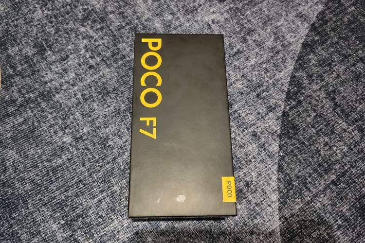 smartphone, Poco, Poco F7, unboxing, poco, Smartphone, Unboxing Poco F7, Unboxing dan Kesan Awal Genggam Poco F7 Cyber Silver Edition, Tak Ada Lagi Kamera, Kotak kemasan khas Poco, Isi kotak cukup lengkap, termasuk charger, Edisi spesial Cyber Silver Edition, Modul kamera baru, tanpa "boba" , Kesan pertama memegang Poco F7