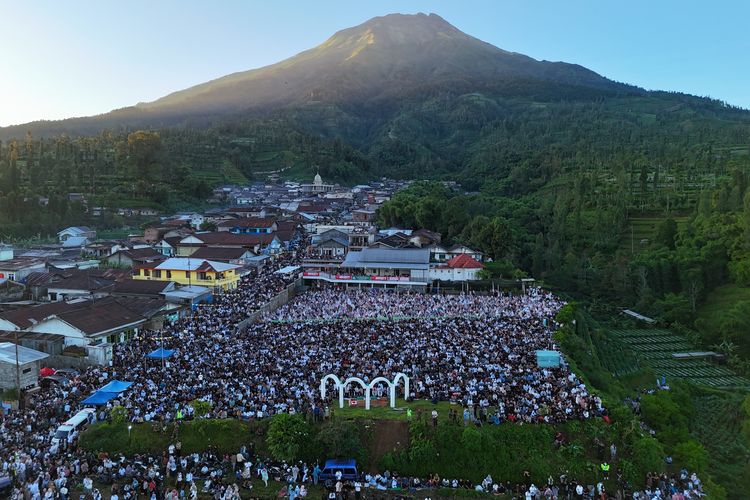 Lapangan Garung, Wonosobo, Idul Adha, Lapangan Garung Wonosobo, idul adha, Lapangan garung, lapangan garung wonosobo, shalat idul adha di lapangan garung, Lapangan Garung Wonosobo Overcapacity Saat Idul Adha, Sudah Penuh Sejak Shalat Subuh