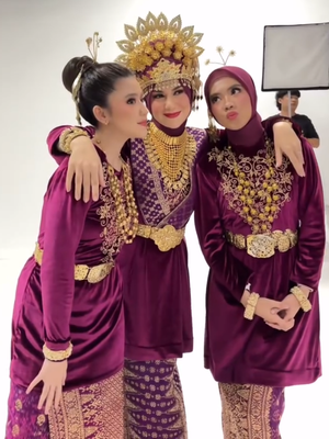 Irish Bella, baju adat Aceh, Haldy Sabri, Baju adat Aceh, baju adat aceh, haldy sabri, foto keluarga Irish Bella, Keluarga Irish Bella - Haldy Sabri Tampil Serasi Pakai Baju Adat Aceh Saat Foto Keluarga