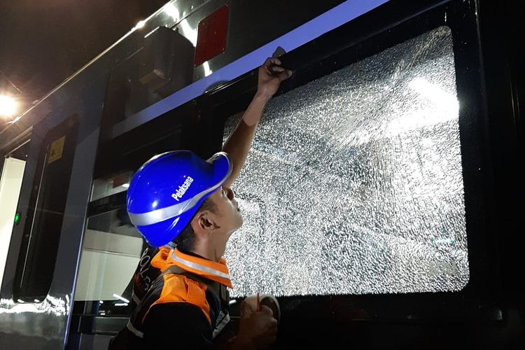 kaca kereta api, Bahan kaca kereta api, kaca kereta pecah, bahan kaca kereta api, kaca kereta api tempered glass, Terbuat dari Tempered Glass, Kenapa Kaca Kereta Masih Bisa Pecah? Ini Penjelasan KAI