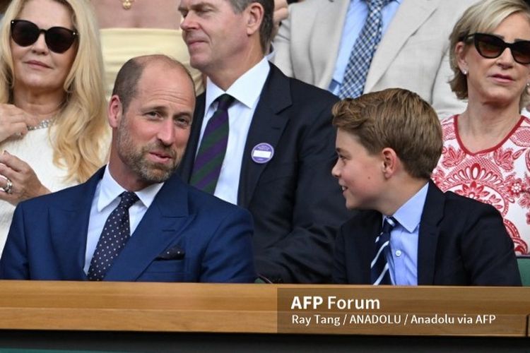 Wimbledon 2025, Kate Middleton, Pangeran William, Prince George, wimbledon 2025, princess charlotte of wales, keluarga Wales, Gaya Kompak Keluarga Prince William dan Kate Middleton di Final Wimbledon 2025, Gaya gagah Pangeran William, Kate Middleton pakai gaun biru terang, Pangeran George tampil dengan setelan jas, Putri Charlotte mengenakan gaun putih ruffle
