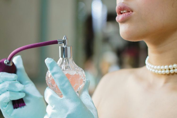 fragrance layering, parfum, 6 Cara Fragrance Layering agar Wangi Parfum Lebih Unik dan Personal, 1. Mulai dari aroma yang saling melengkapi, 2. Gunakan dua parfum terlebih dahulu, 3. Semprotkan parfum yang lebih kuat lebih dulu, 4. Semprotkan di titik nadi yang berbeda, 5. Beri waktu agar aromanya berkembang, 6. Gunakan pada kulit yang bersih dan lembap