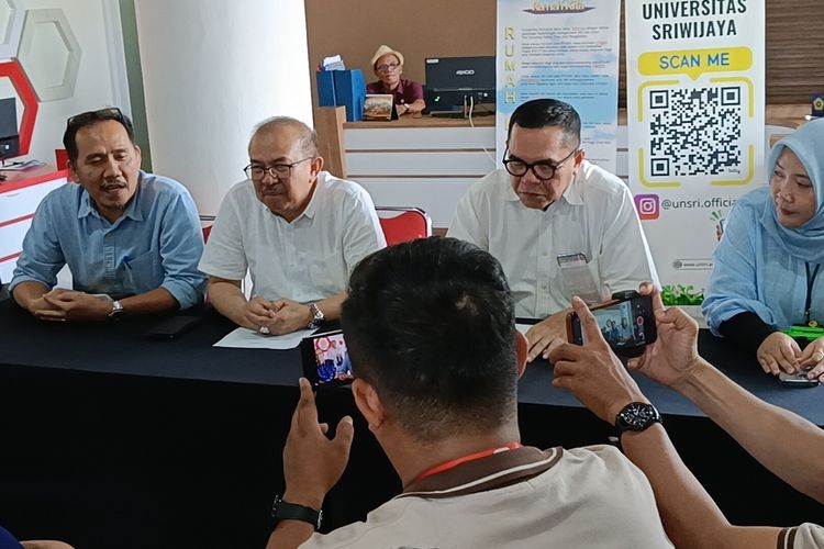 Ogan Ilir, Unsri, unsri indralaya, universitas sriwijaya, aksi cium kening, cium kening unsri, cium kening maba unsri, perpeloncoan mahasiswa baru Unsri, Himateta Unsri dibekukan, Fakultas Pertanian Unsri, PKKMB Unsri, 5 Fakta Viral Cium Kening Mahasiswa Baru Unsri, BEM Buka Hotline Pengaduan, 1. Himateta Unsri Dibekukan Satu Tahun, 2. Satgas PPKPT Lakukan Investigasi, 3. Klarifikasi Unsri: Kegiatan Resmi Sudah Selesai, 4. BEM Unsri Buka Hotline Pengaduan, 5. Pemeriksaan 15-20 Mahasiswa