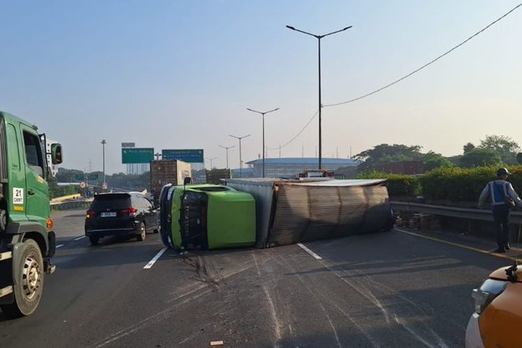 pengemudi, mobil, Lebih Berbahaya Mana Ban Depan atau Belakang Apabila Pecah?