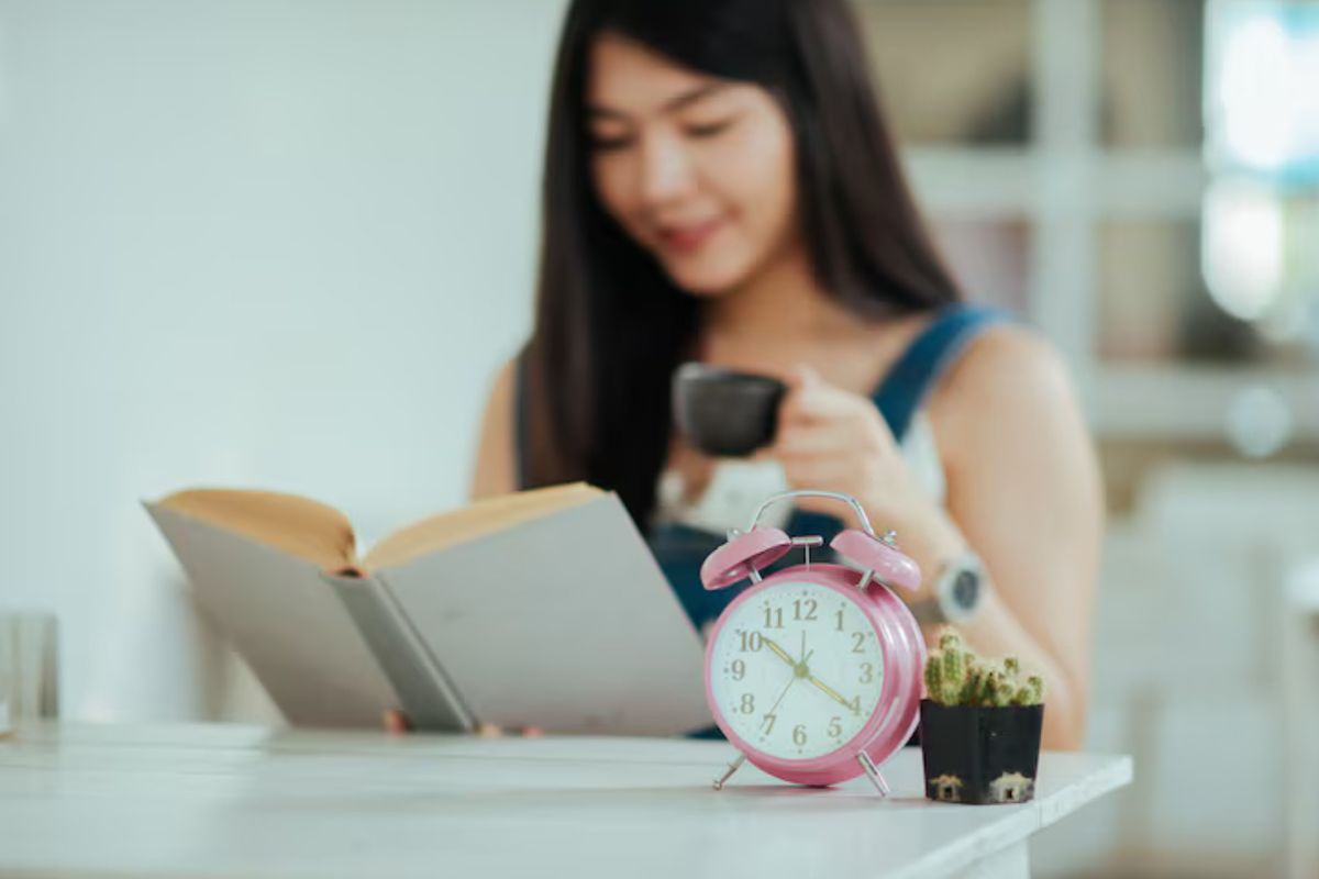 zodiak, 6 Zodiak yang Bisa Menikmati Waktu Sendiri Tanpa Kesepian, Ada Aquarius, 1. Aquarius: mandiri dan kreatif, 2. Pisces: reflektif dan emosional, 3. Virgo: terorganisir dan fokus, 4. Capricorn: ambisius dan mandiri, 5. Scorpio: introspektif dan mendalam, 6. Taurus: stabil dan tenang