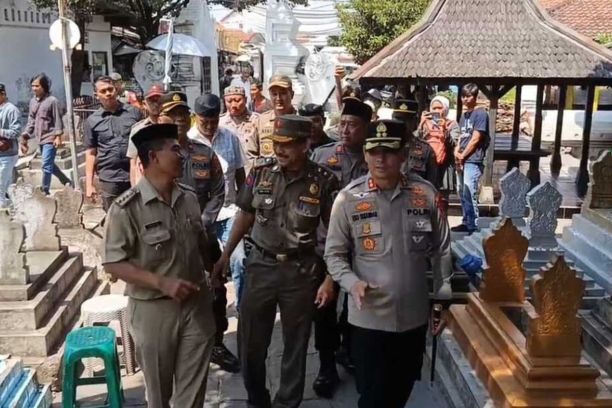 pengemis, cirebon, makam sunan gunung jati, pengemis memaksa minta uang, Terorganisasi dan Diduga Libatkan Anak, Pengemis di Makam Sunan Gunung Jati Mulai Ditertibkan