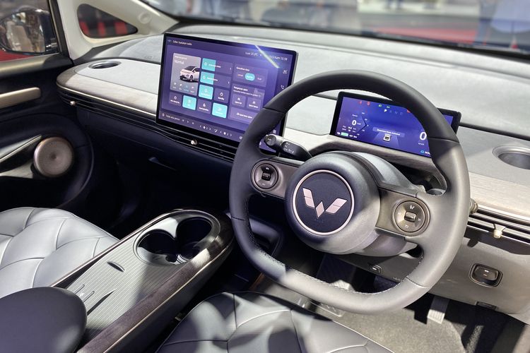 Wuling Cloud EV, pengalaman pengguna, mobil listrik, biaya operasional rendah, Pengalaman Wuling Cloud EV: Pro dan Kontra dari Pengguna, Wuling Cloud EV: Pilihan Mobil Listrik yang Menarik dengan Pro dan Kontra, Mobil Listrik Memikat Perhatian Konsumen Indonesia, Biaya Operasional yang Lebih Ringan, Perhatian pada Beberapa Aspek Penggunaan, Kenyamanan Berkendara yang Perlu Diperhatikan, Kesimpulan: Kelebihan dan Kekurangan Wuling Cloud EV