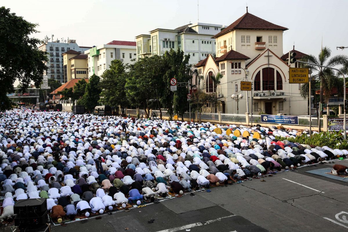 Muhammadiyah, Kiai Ahmad Dahlan, Sejak Kapan Umat Islam di Indonesia Mulai Salat Id di Lapangan? Simak Sejarahnya!, Berawal dari Kritik Tamu asal India, Momentum Tahun 1926 di Alun-alun Utara, Bukan Karena Masjid Tidak Muat, Pengaruh Hubungan dengan Keraton dan Sistem Hisab