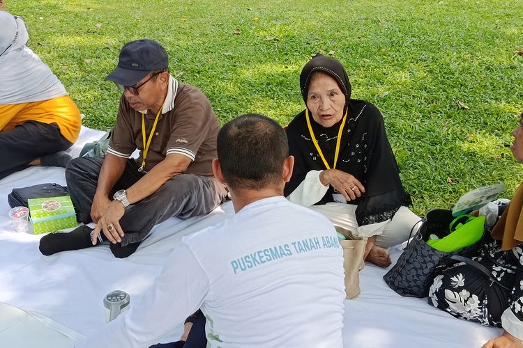 Rumah Rasa, Lansia, Hipertensi, periksa ke dokter, hipertensi, lansia, deteksi dini, menjaga kesehatan, kesehatan lansia, pemeriksaan rutin, rumah rasa, Cerita Sarmi dan Toni, Lansia Pengidap Hipertensi yang Rutin Periksa ke Dokter