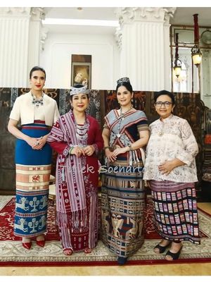 Titiek Soeharto, kain tenun, kain tenun NTT, Himpunan Ratna Busana, Kain tenun, Jenis kain tenun NTT, Kain tenun NTT, Kain Tenun, Jenis Kain Tenun NTT, Fungsi Kain Tenun NTT, kain tenun nusa tenggara timur, motif kain tenun ntt, wastra NTT, Mengenal Kain Tenun NTT, Dipakai Titiek Soeharto di Acara Himpunan Ratna Busana
