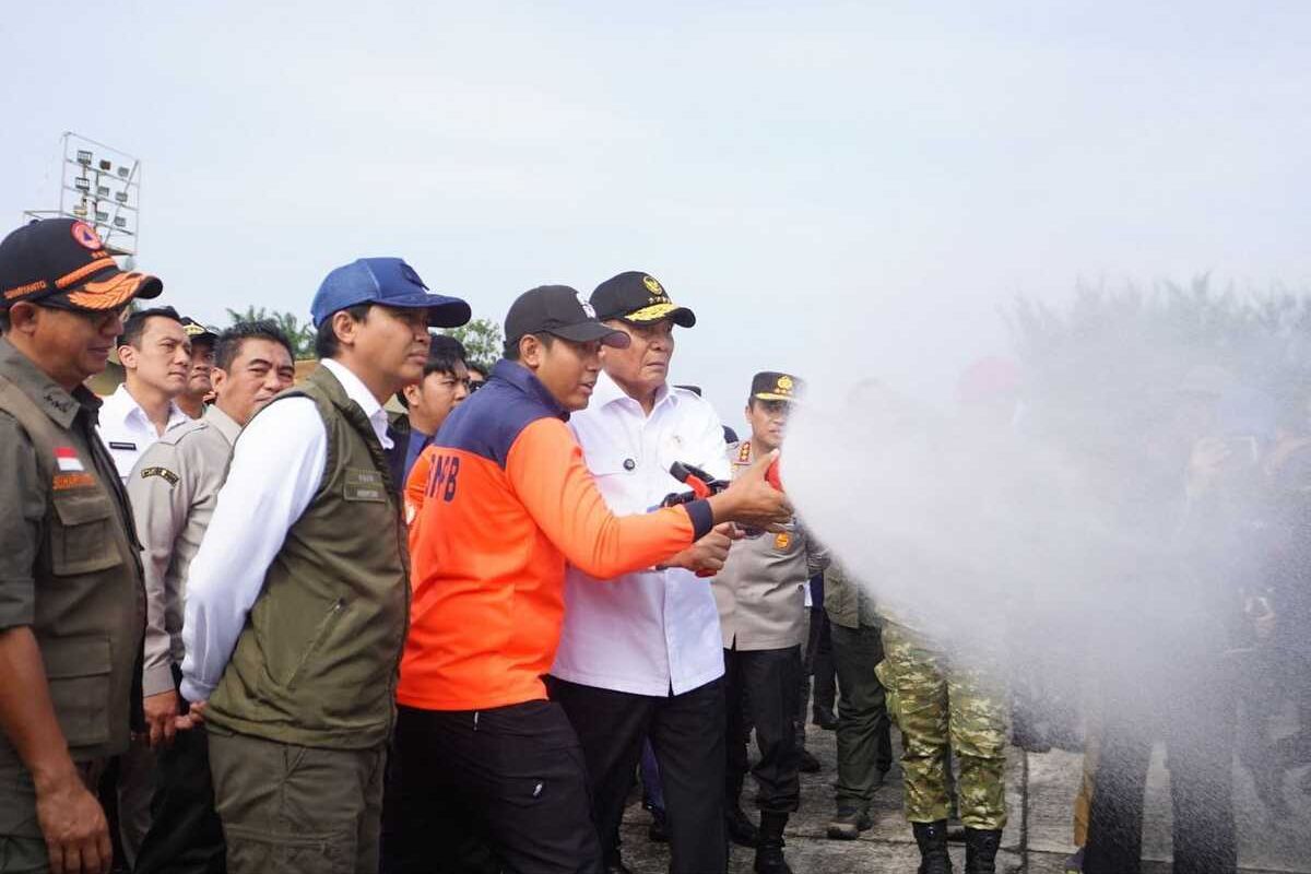 kebakaran hutan dan lahan, Daerah 5 Daerah di Riau Ini Berstatus Siaga Darurat Karhutla, Titik Panas Meningkat Saat Musim Kemarau, Apa saja daerah yang menetapkan status siaga darurat karhutla?, Langkah apa yang harus dilakukan pemerintah daerah?, Seberapa luas karhutla yang terjadi di Riau?, Mengapa risiko karhutla meningkat saat musim kemarau?