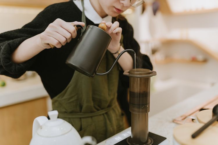 musim hujan, di rumah saja, Ragam Aktivitas Asyik untuk Dilakukan di Rumah saat Musim Hujan, 1. Jadi barista, 2. Menghias kuku, 3. Main permainan papan, 4. Belanja bahan makanan , 5. Menulis surat cinta, 6. Mengecat rambut, 7. Tata ulang ruangan, 8. Belajar makeup, 9. Ciptakan ruangan bernuansa spa, 10. Menonton film, 11. Membuat kue, 12. Olahraga, 13. Main game bareng, 14. Belajar hobi baru, 15. Melakukan eksperimen sains, 16. Membuat scrapbook