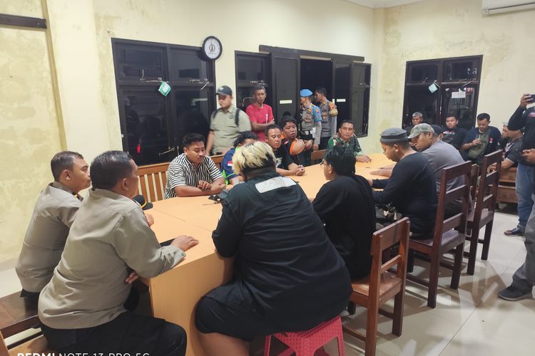 perusakan ambulans, sopir truk, truk ODOL, Polres Karanganyar, Truk ODOL, demo truk odol, Demo ODOL Berujung Kericuhan, Oknum Sopir Truk Rusak Ambulans Saat Jemput Pasien