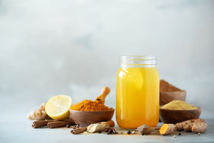 kunyit, air kunyit, 7 Manfaat Minum Air Kunyit untuk Kesehatan, 1. Sumber antioksidan yang kuat, 2. Membantu meningkatkan hidrasi, 3. Berpotensi mengurangi peradangan, 4. Dapat membantu meredakan nyeri sendi, 5. Mendukung kesehatan pencernaan, 6. Baik untuk kesehatan jantung, 7. Mendukung sistem kekebalan tubuh