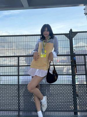 Lisa Blackpink, Gaya Lisa Blackpink, Busana Lisa Blackpink, Lalisa Manobal, Lisa BLACKPINK, outfit Lisa BLACKPINK, gaya lisa blackpink, busana lisa blackpink, fashion lisa blackpink, 5 Outfit Keren Lisa Blackpink, Cocok untuk Tampil Stylish, 1. Layered shirt dan dress, 2. Yellow stripes, 3. All-black look, 4. Yellow puff sleeves, 5. Gingham manis