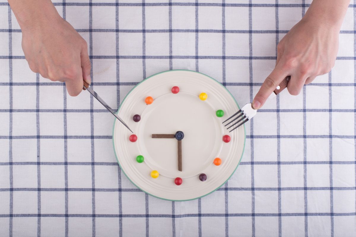 asam lambung, GERD, asam lambung naik, intermittent fasting adalah, asam lambung tinggi, diet intermittent fasting, tips jalani intermittent fasting bagi penderita asam lambung, tipa bagi penderita asam lambung, tips diet IF, apakah intermittent fasting aman untuk asam lambung, apa itu intermittent fasting, diet if pemula, diet if yang benar, pengidap asam lambung, Tips Diet Intermittent Fasting untuk Asam Lambung Menurut Dokter, 1. Pilih jenis puasa yang tidak terlalu ketat, 2. Atur durasi puasa yang masuk akal, 3. Perhatikan pola dan jenis makanan, 4. Dukung dengan gaya hidup sehat